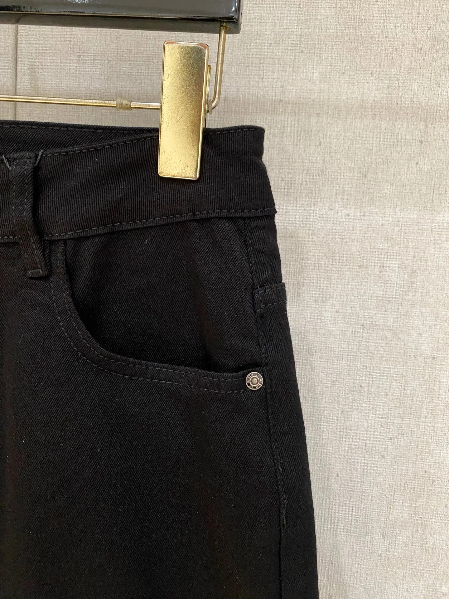 Brunello Cucinelli💎The latest 2026 summer shorts ️ launches new men's thin denim shorts! Heavy-duty washed denim fabric, customized fabric is softer and more comfortable than ordinary denim fabric! Ultra-heavy industrial washing process and dual-process washing. The entire pair of pants has a comfortable hand feel, and the level of fineness and breathable effect are top-notch. All hardware brand logos are custom-made, and the materials are selected with the best attributes. The elasticity of the fabric is very good and the comfort is great! The low-key design style is simple and elegant. The repurchase rate is extremely high 👍. Sizes: 28-36, no 35, 4 colors to choose from
